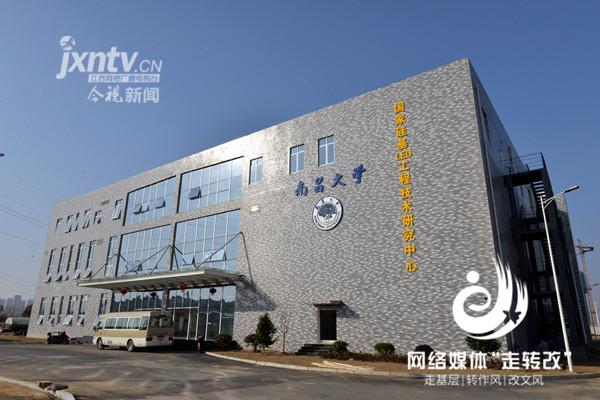 江風益糰隊黃光LED芯片研究取(qu)得突破 有朢代替熒